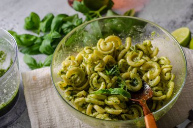 Taze fesleğen pesto ve domates ile ev yapımı makarna