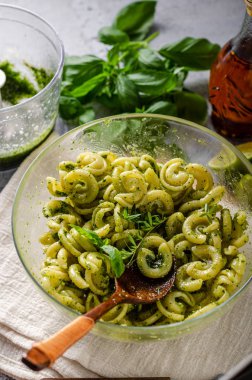 Taze fesleğen pesto ve domates ile ev yapımı makarna