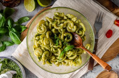 Taze fesleğen pesto ve domates ile ev yapımı makarna