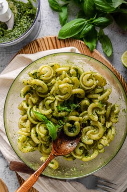 Taze fesleğen pesto ve domates ile ev yapımı makarna