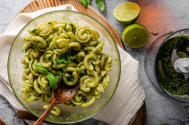 Taze fesleğen pesto ve domates ile ev yapımı makarna