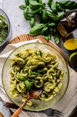 Taze fesleğen pesto ve domates ile ev yapımı makarna