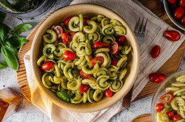 Taze fesleğen pesto ve domates ile ev yapımı makarna