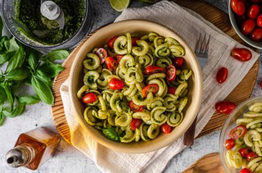 Taze fesleğen pesto ve domates ile ev yapımı makarna