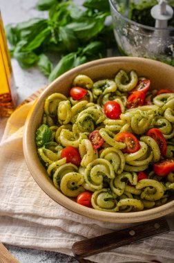 Taze fesleğen pesto ve domates ile ev yapımı makarna