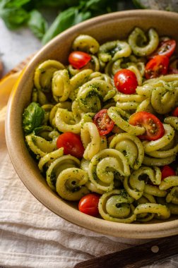 Taze fesleğen pesto ve domates ile ev yapımı makarna