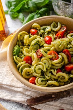 Taze fesleğen pesto ve domates ile ev yapımı makarna