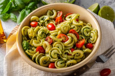 Taze fesleğen pesto ve domates ile ev yapımı makarna