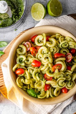 Taze fesleğen pesto ve domates ile ev yapımı makarna