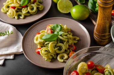 Taze fesleğen pesto ve domates ile ev yapımı makarna