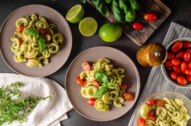 Taze fesleğen pesto ve domates ile ev yapımı makarna