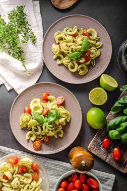 Taze fesleğen pesto ve domates ile ev yapımı makarna