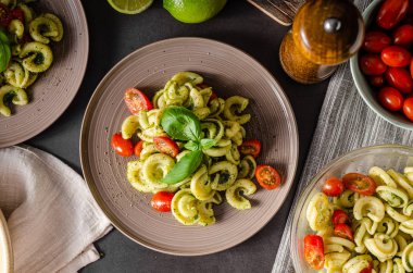 Taze fesleğen pesto ve domates ile ev yapımı makarna