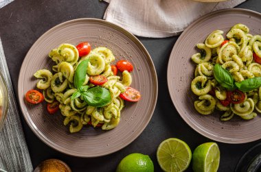 Taze fesleğen pesto ve domates ile ev yapımı makarna