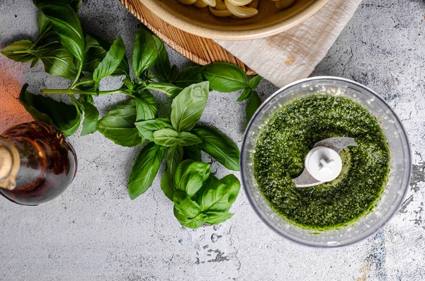 Pasta fatta in casa con pesto di basilico fresco e pomodori — Foto Stock