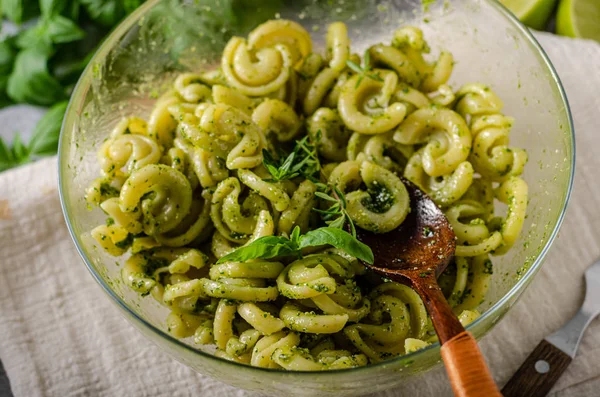 Homemade pasta with fresh basil pesto and tomatoes — Stock Photo, Image