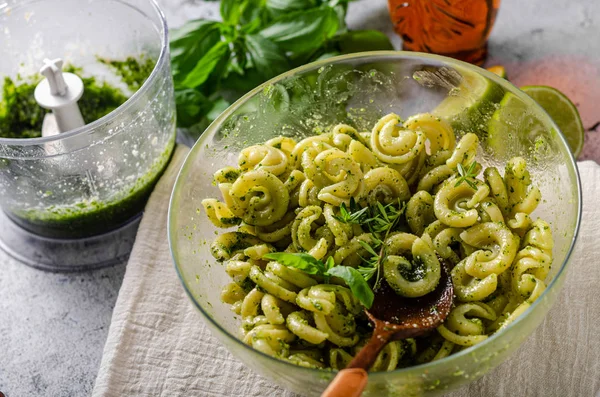 Homemade pasta with fresh basil pesto and tomatoes — Stock Photo, Image