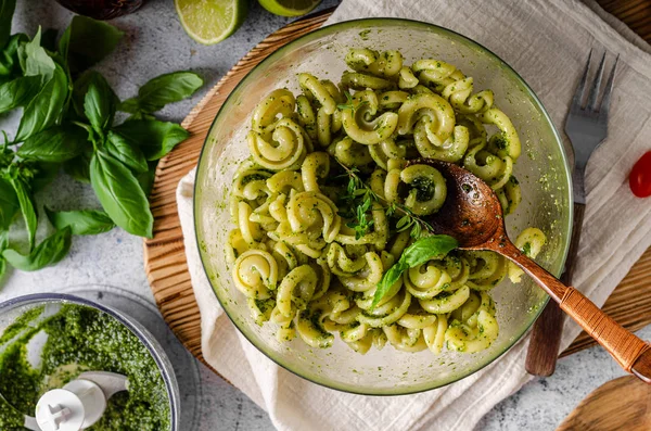 Taze fesleğen pesto ve domates ile ev yapımı makarna