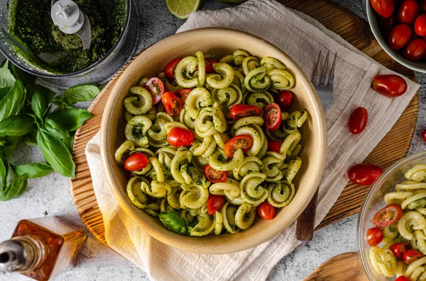 Pasta fatta in casa con pesto di basilico fresco e pomodori — Foto Stock