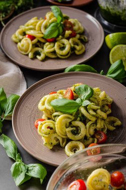 Taze fesleğen pesto ve domates ile ev yapımı makarna