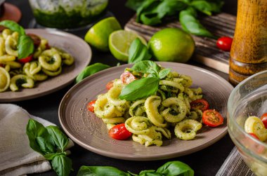 Taze fesleğen pesto ve domates ile ev yapımı makarna