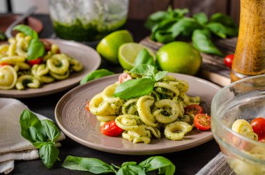 Taze fesleğen pesto ve domates ile ev yapımı makarna