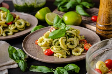 Taze fesleğen pesto ve domates ile ev yapımı makarna