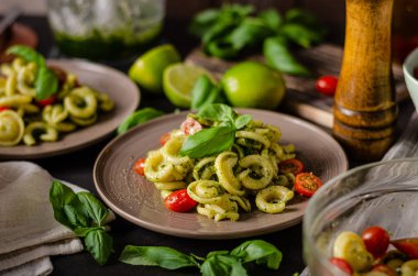 Taze fesleğen pesto ve domates ile ev yapımı makarna