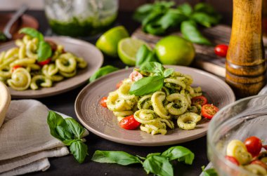 Taze fesleğen pesto ve domates ile ev yapımı makarna