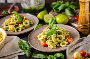 Taze fesleğen pesto ve domates ile ev yapımı makarna