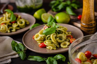 Taze fesleğen pesto ve domates ile ev yapımı makarna