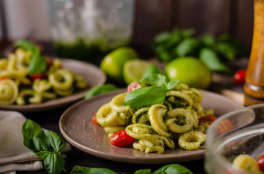 Taze fesleğen pesto ve domates ile ev yapımı makarna
