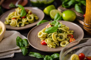 Taze fesleğen pesto ve domates ile ev yapımı makarna