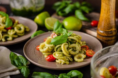 Taze fesleğen pesto ve domates ile ev yapımı makarna