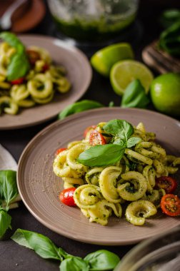 Taze fesleğen pesto ve domates ile ev yapımı makarna