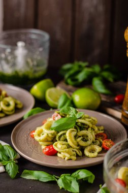 Taze fesleğen pesto ve domates ile ev yapımı makarna