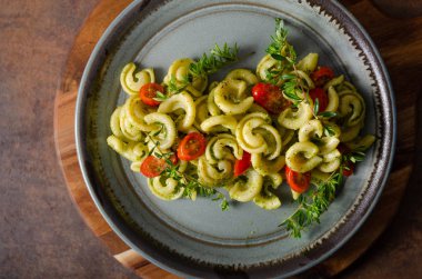 Taze fesleğen pesto ve domates ile ev yapımı makarna