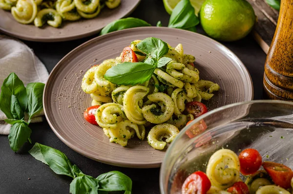 Taze fesleğen pesto ve domates ile ev yapımı makarna