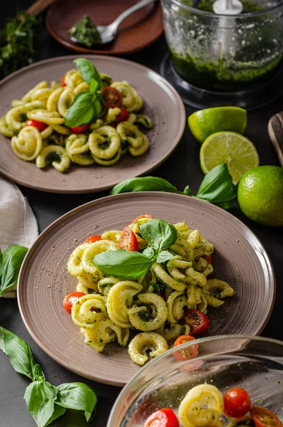 Taze fesleğen pesto ve domates ile ev yapımı makarna