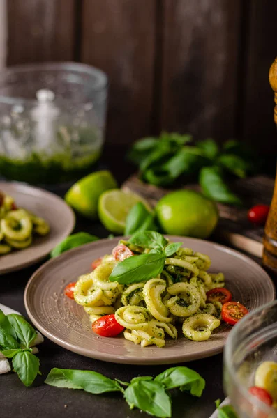 Homemade pasta with fresh basil pesto and tomatoes — Stock Photo, Image