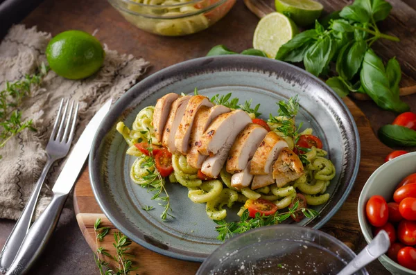 Pesto casero de pasta con pollo a la parrilla — Foto de Stock