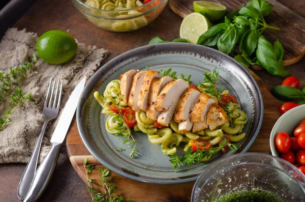 Pesto casero de pasta con pollo a la parrilla — Foto de Stock