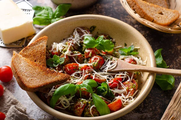 Tomaten pesto salade met kaas — Stockfoto