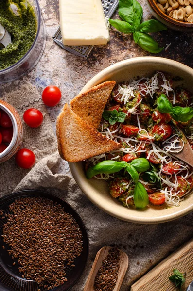 Salada de pesto de tomate com queijo — Fotografia de Stock