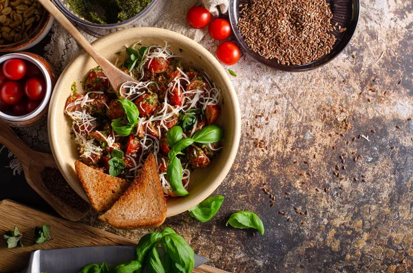 Tomato pesto salad with cheese — Stock Photo, Image