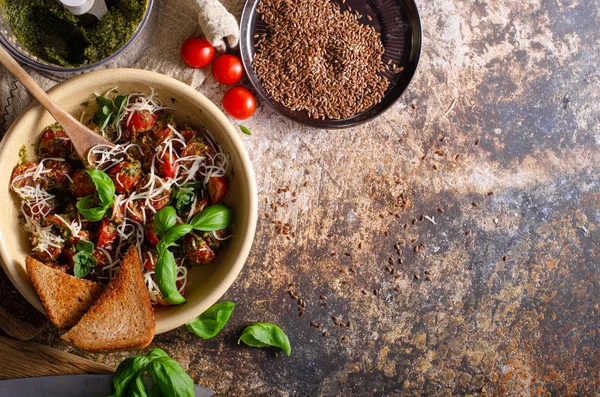 Ensalada de pesto de tomate con queso —  Fotos de Stock