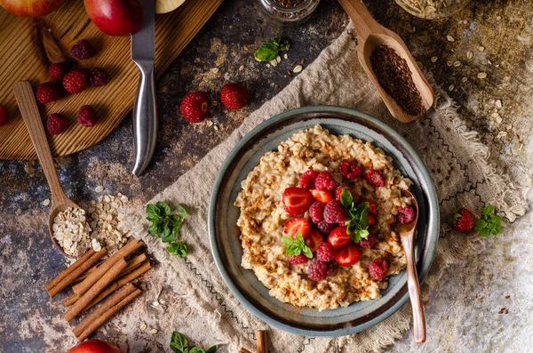 Orman meyveleri ile ev yapımı yulaf lapası