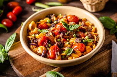 Kavrulmuş domates ve taze bezelye ve soğan ile Mısır ezmesi