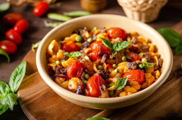 Pasta de maíz con tomates asados y guisantes frescos y cebolla —  Fotos de Stock