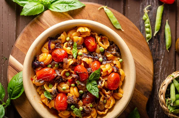 Corn paste with roasted tomatoes and fresh peas and onion — Stock Photo, Image